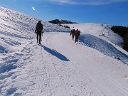 09 Ai lati della pista secondaria proseguiamo per il Rif. Magnolini